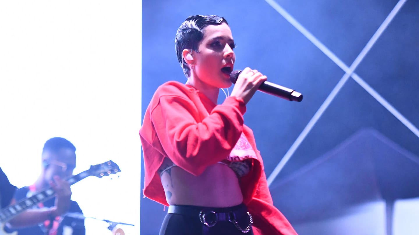 Halsey: Die Sängerin erwartet ein Kind.