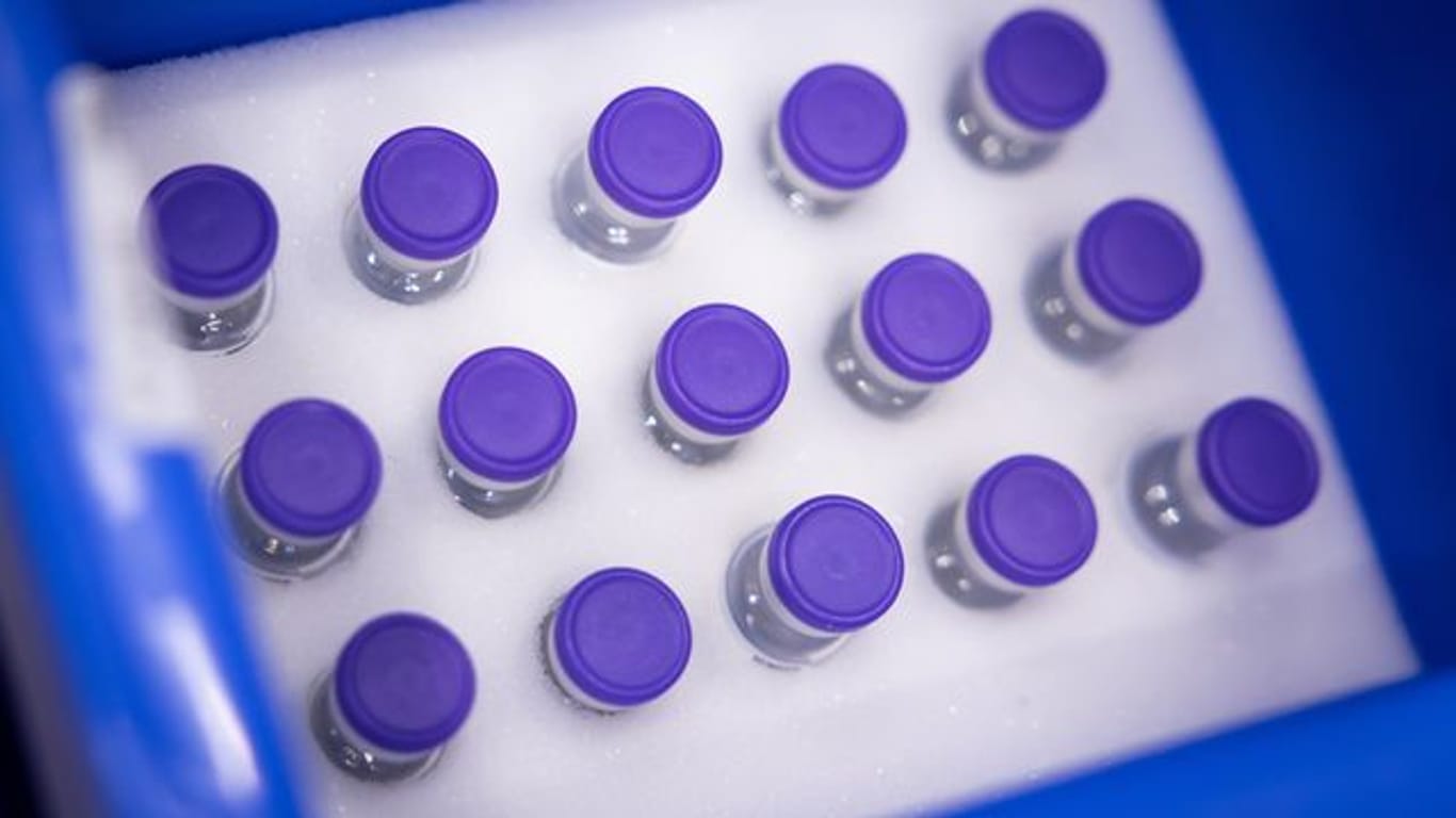Kleine Fläschchen, die den Impfstoff gegen das Corona-Virus SARS-CoV-2 von BioNTech/Pfizer enthalten, sind in einer Kiste im Kühlschrank im Hamburger Impfzentrum zu sehen.