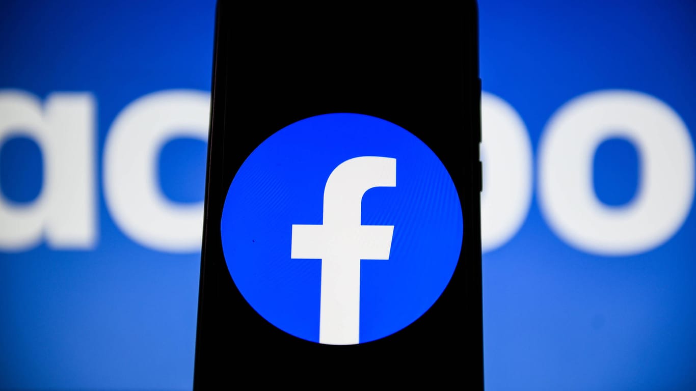 Das Logo von Facebook: Die Plattform möchte Nutzern weniger politische Themen empfehlen.
