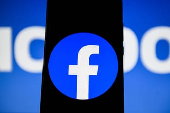 Das Logo von Facebook: Die Plattform möchte Nutzern weniger politische Themen empfehlen.
