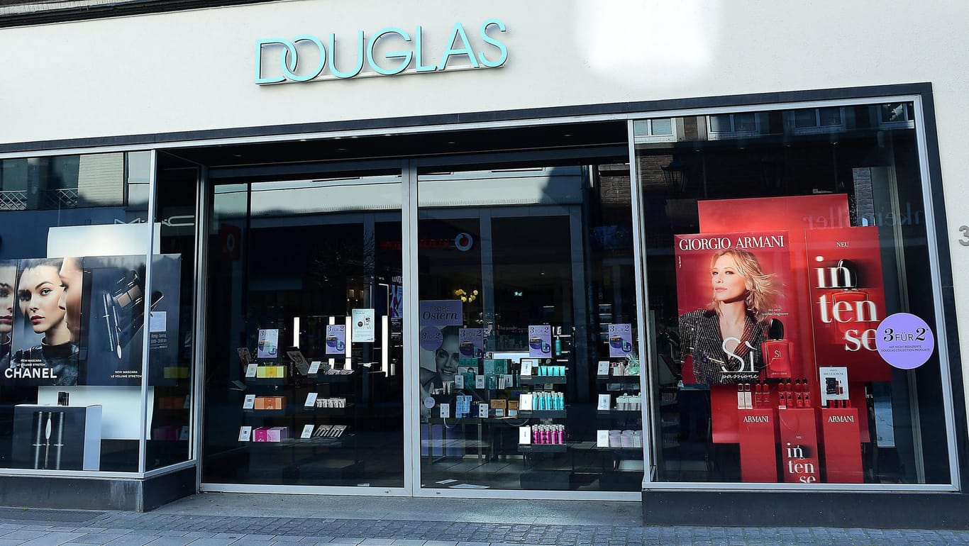 Eine Douglas-Filiale in Düsseldorf: Während des Lockdowns muss die Parfürmerie-Kette ihre Läden zu machen.