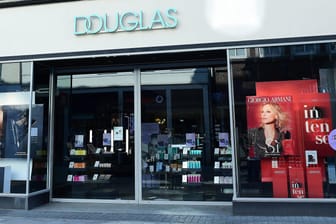 Eine Douglas-Filiale in Düsseldorf: Während des Lockdowns muss die Parfürmerie-Kette ihre Läden zu machen.