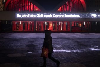 Eine Botschaft mit Zukunftsperspektive ist am Opernhaus in Dortmund zu lesen.