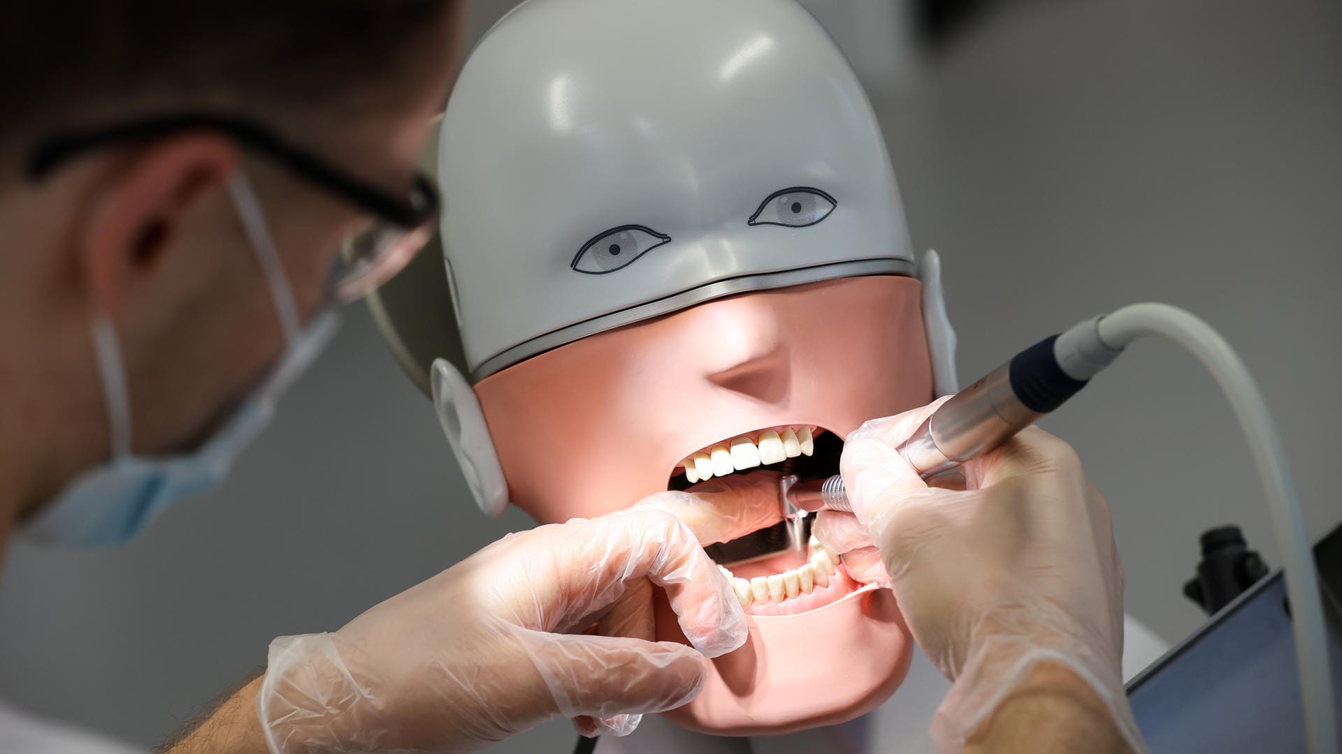 Johann Dörschner, Student der Zahnmedizin an der Universität Leipzig, übt an einem "Phantompatienten": Zahnarzt kann man nicht online lernen. Johann Dörschner, Student der Zahnmedizin an der Universität Leipzig, übt an einem "Phantompatienten": Zahnarzt kann man nicht online lernen.