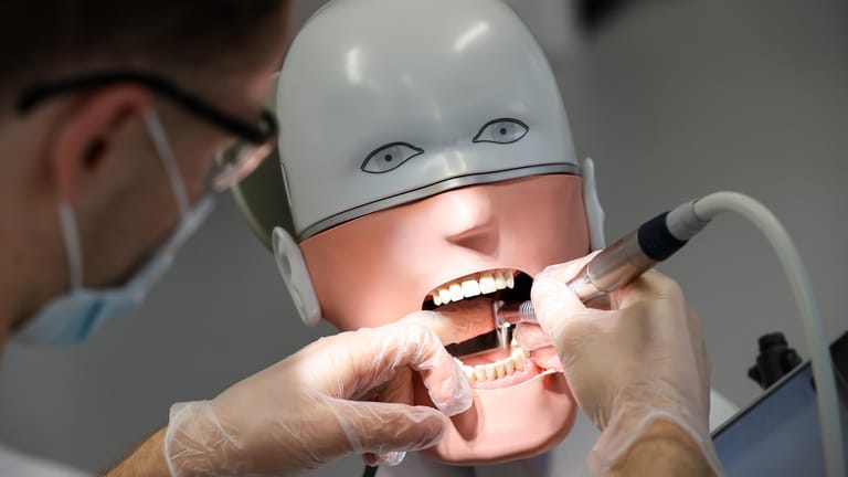 Johann Dörschner, Student der Zahnmedizin an der Universität Leipzig, übt an einem "Phantompatienten": Zahnarzt kann man nicht online lernen.