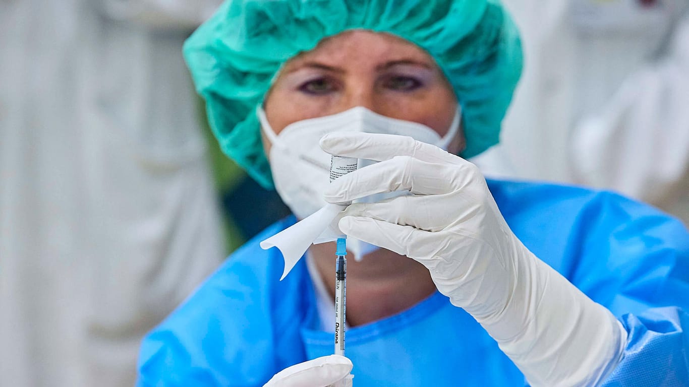 Eine Frau hält Impfstoff in der Hand (Symbolbild): Großbritannien hat sich 50 Millionen Dosen von Cirevac gesichert.