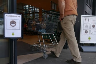 Ein Schild weist auf die Maskenpflicht in einem Lebensmittelgeschäft hin: Ein Wiesbadener Corona-Patient ist in Mainz einkaufen gegangen.