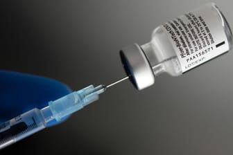COVID-19-Impfstoff wird auf eine Spritze gezogen: Die Corona-Impfungen finden in regionalen Impfzentren statt. Die Terminvergabe erfolgt nach einem vom Gesundheitsministerium festgelegten Prioritätenprinzip.