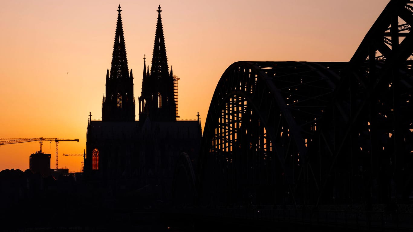 Der Kölner Dom im Abendlicht (Archivbild): Termine für Kirchenaustritte in Köln sind ausgebucht.