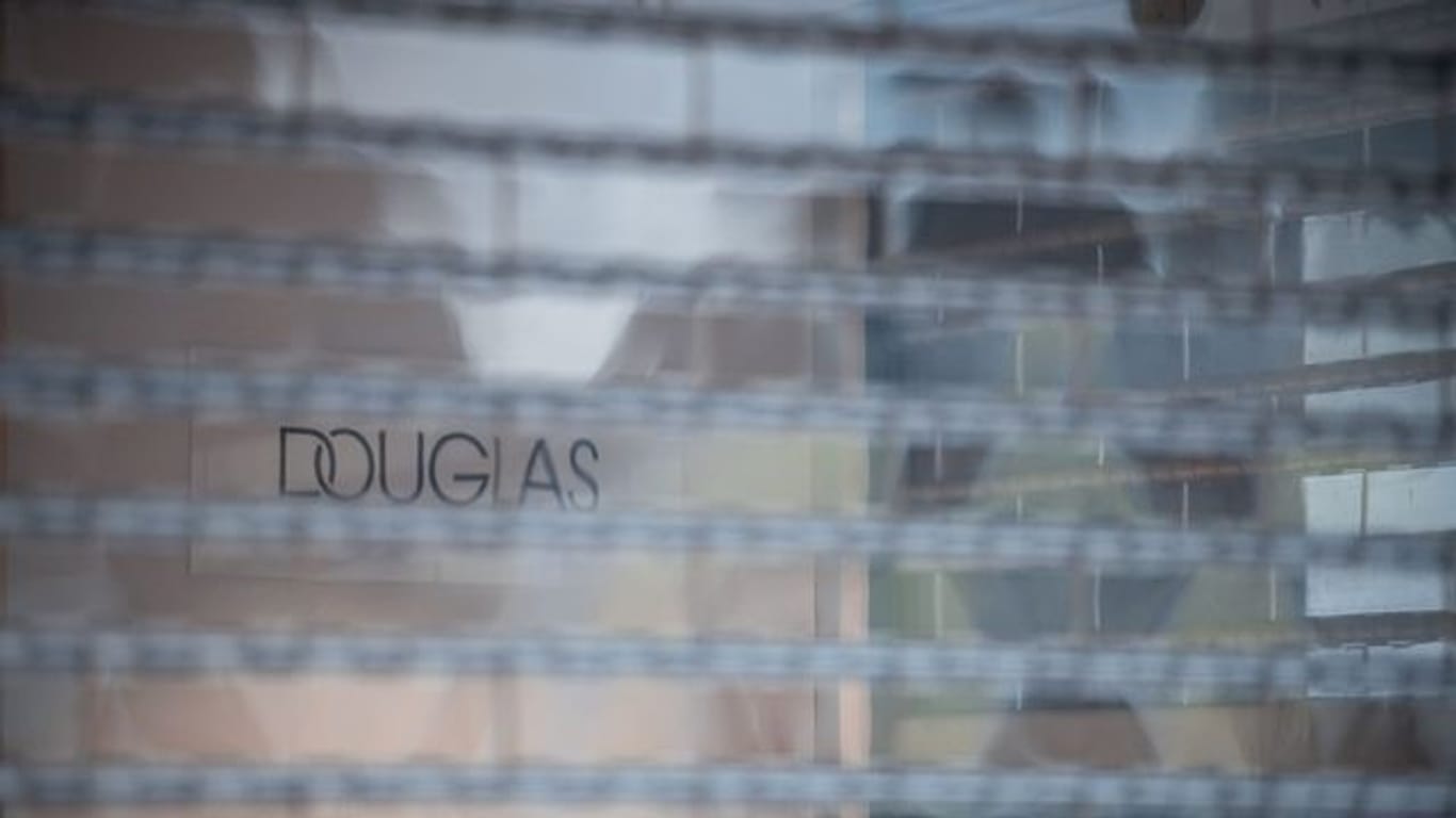 Das Logo der Firma Douglas ist an einem Geschäft zu sehen