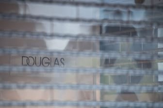 Das Logo der Firma Douglas ist an einem Geschäft zu sehen