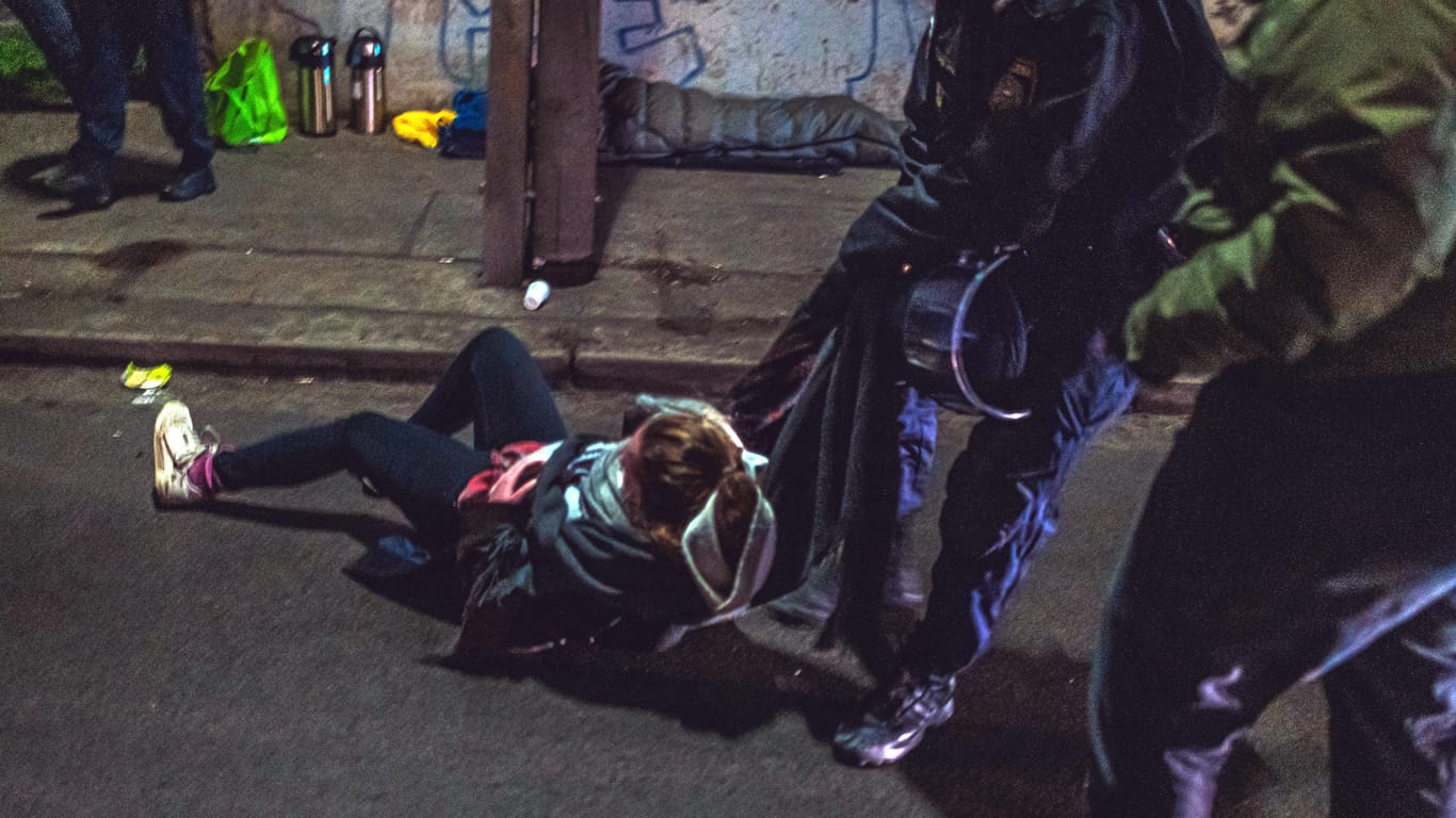 Abtransport einer Schülerin in Wien: Polizisten zerren an einer Demonstrantin.