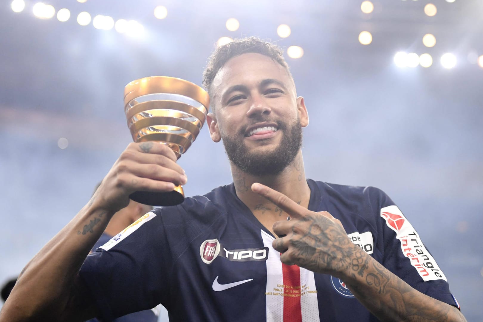 Fußball-Spieler werden seit Jahren immer teuer. Die Vereine überbieten sich mit Rekordablösen. t-online zeigt die teuersten Transfers der vergangenen Jahre in einer Fotoshow.
