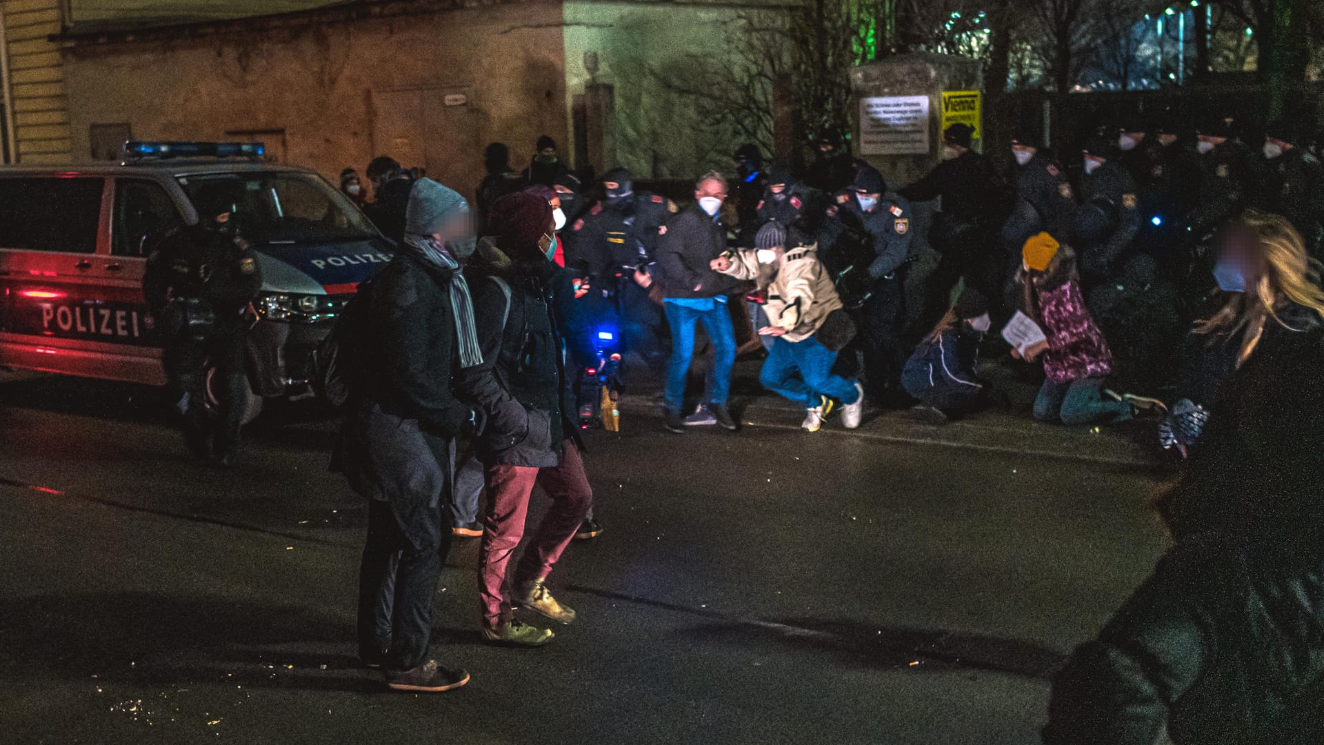 Empfanskomittee für die Polizei: Demonstranten protestierten am Donnerstagmorgen gegen die Abschiebung der Schülerin.