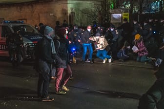 Empfanskomittee für die Polizei: Demonstranten protestierten am Donnerstagmorgen gegen die Abschiebung der Schülerin.