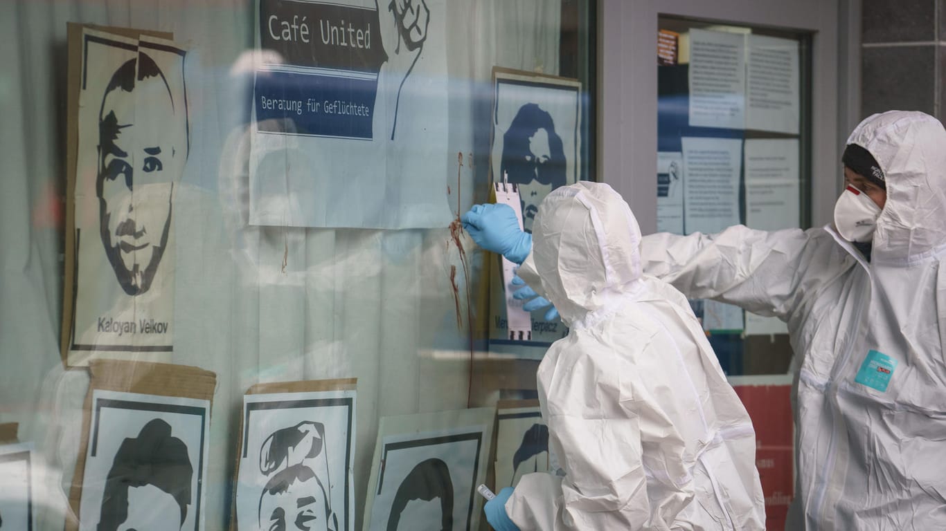 Beamte der Spurensicherung sichern Blutspuren an einem Café in der Niddastraße nach dem Angriff: Gegen den mutmaßlichen Angreifer wird wegen versuchten Mordes und versuchtem Totschlags ermittelt.