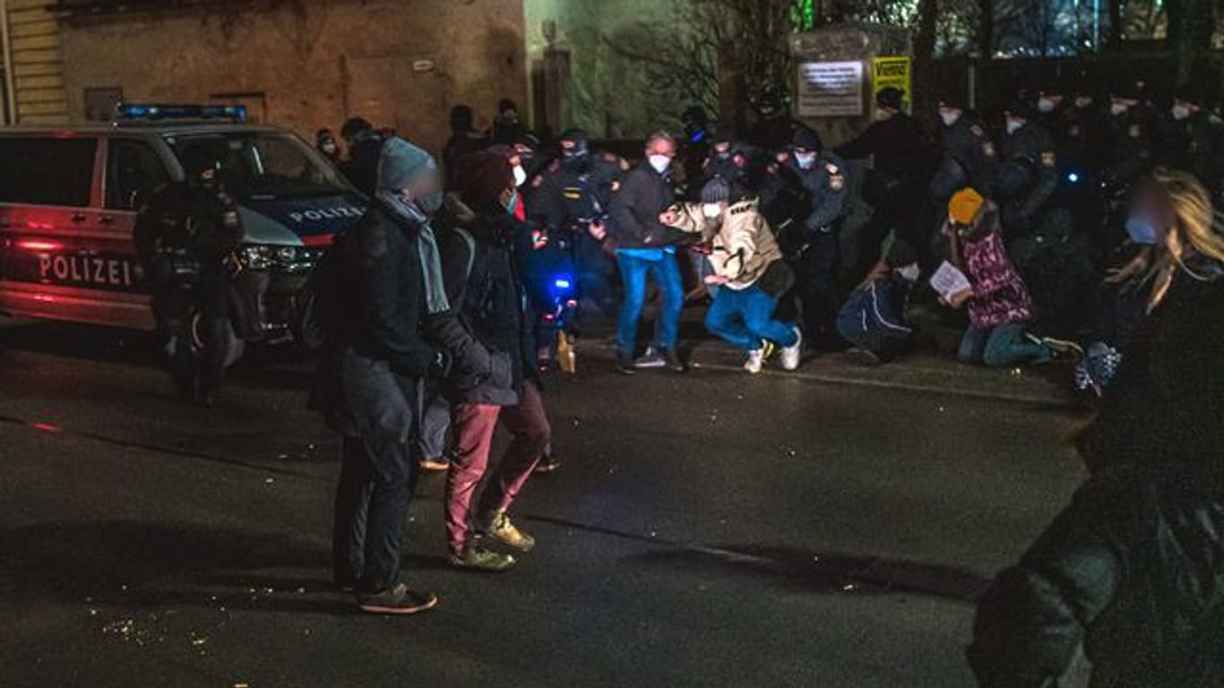 Polizisten und Sicherheitskräfte lösen in Wien eine Demonstration gegen die Abschiebung dreier Schüllerinnen und ihrer Familien nach Georgien und Armnien auf.