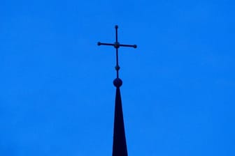Ein Kreuz ist auf einer Kirchturmspitze zu sehen (Symbolbild): Der Missbrauchsskandal in Bayern weitet sich immer weiter aus.