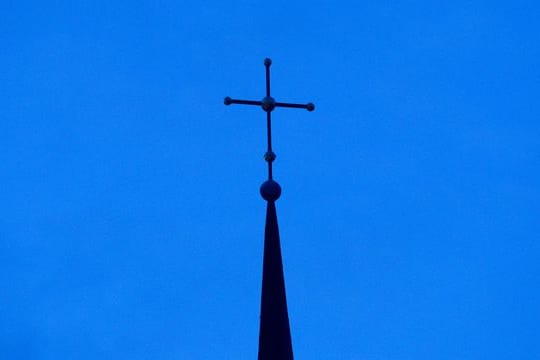 Ein Kreuz ist auf einer Kirchturmspitze zu sehen (Symbolbild): Der Missbrauchsskandal in Bayern weitet sich immer weiter aus.