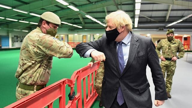 Boris Johnson zu Besuch in einem Impfzentrum in Glasgow.