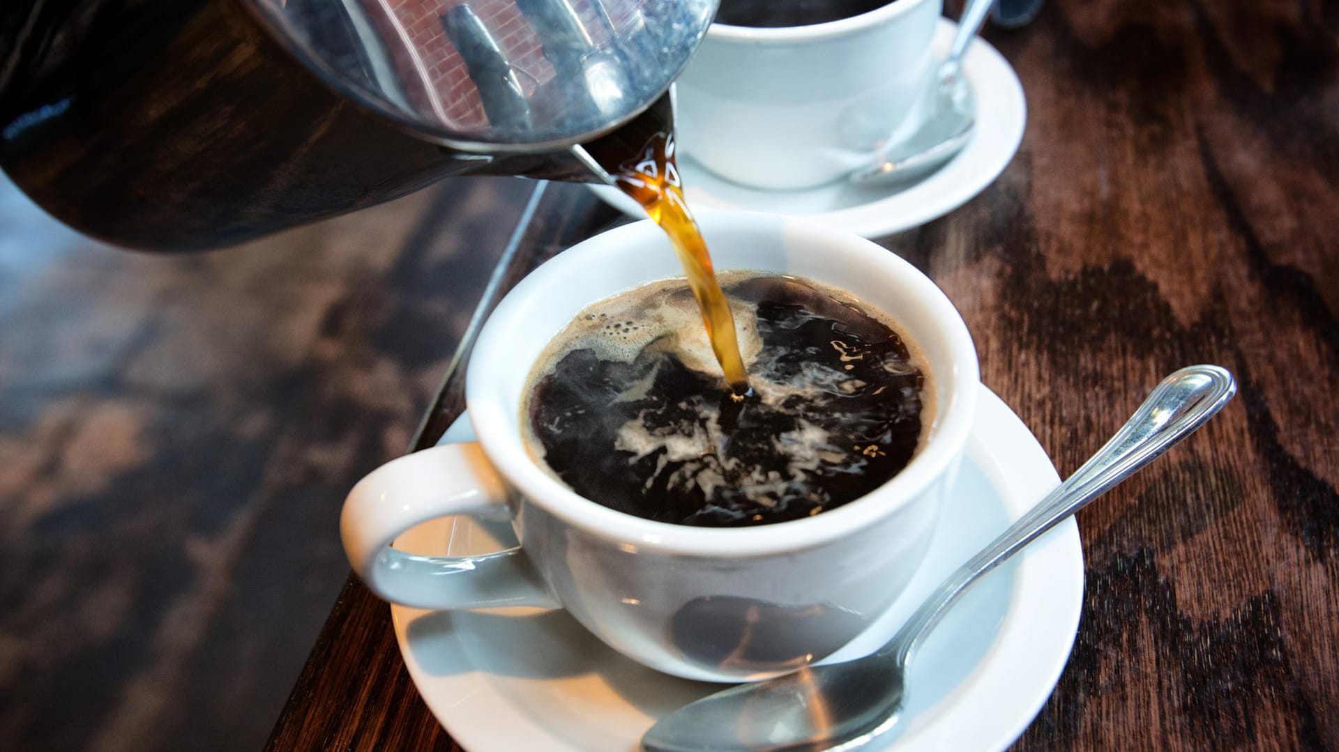 Heißer Kaffee: Das Wachmacher ist besser als sein Ruf. Es enthält wertvolle pflanzliche Stoffe, die positive Auswirkungen auf die Gesundheit haben.