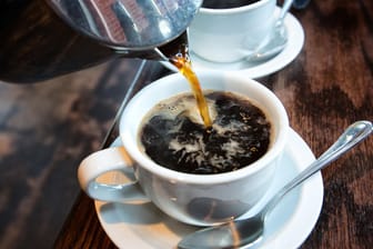 Heißer Kaffee: Das Wachmacher ist besser als sein Ruf. Es enthält wertvolle pflanzliche Stoffe, die positive Auswirkungen auf die Gesundheit haben.