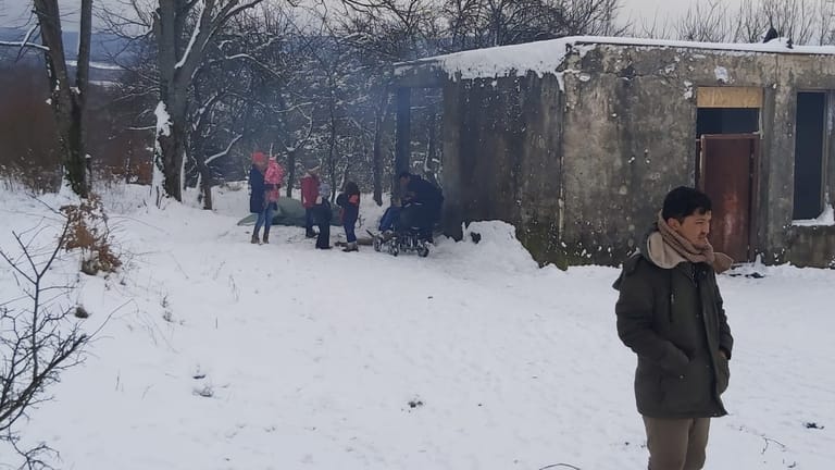 Eine Familie vor ihrer Unterkunft nahe der bosnisch-kroatischen Grenze: Die Geflüchteten leben laut Gerhard Trabert dort ohne Wasser, Strom und Heizung.