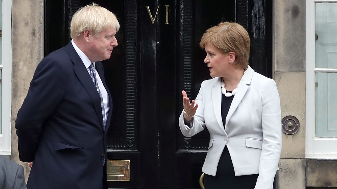 Da war er noch willkommen: Nicola Sturgeon begrüßt Boris Johnson im Juli 2019 im schottischen Edinburgh.