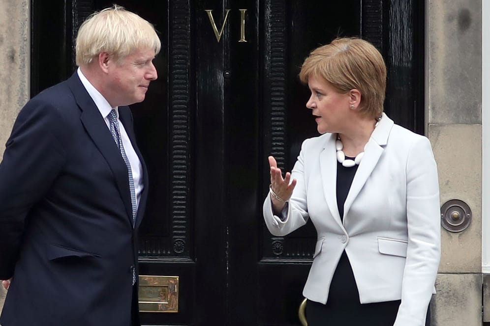 Da war er noch willkommen: Nicola Sturgeon begrüßt Boris Johnson im Juli 2019 im schottischen Edinburgh.