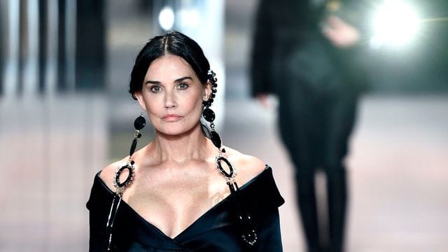 Demi Moore hat sich bei der Pariser Fashion Week einen Jugendtraum erfüllt.