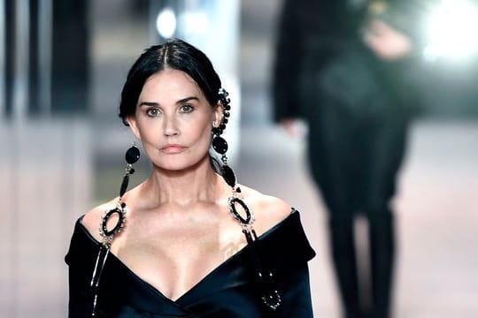 Demi Moore hat sich bei der Pariser Fashion Week einen Jugendtraum erfüllt.