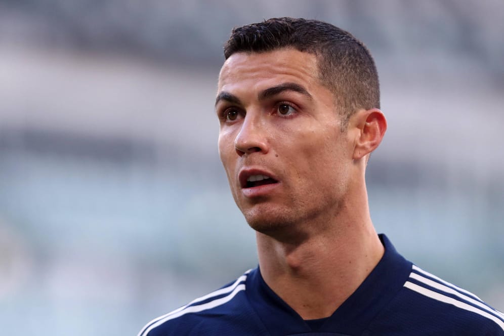Cristiano Ronaldo: Der Fußball-Superstar dürfte wegen eines Corona-Verstoßes Ärger mit der Polizei kriegen.