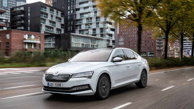 Skoda Superb: Mit 4,86 Metern Länge ragt er schon halbwegs in die obere Mittelklasse hinein.