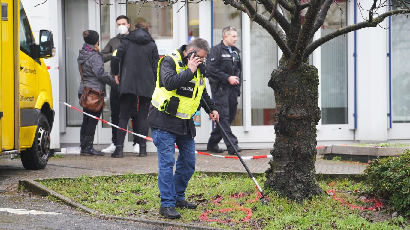 Polizisten suchen nach dem Überfall nach Spuren: In Frankfurt ist zu einem Überfall gekommen.