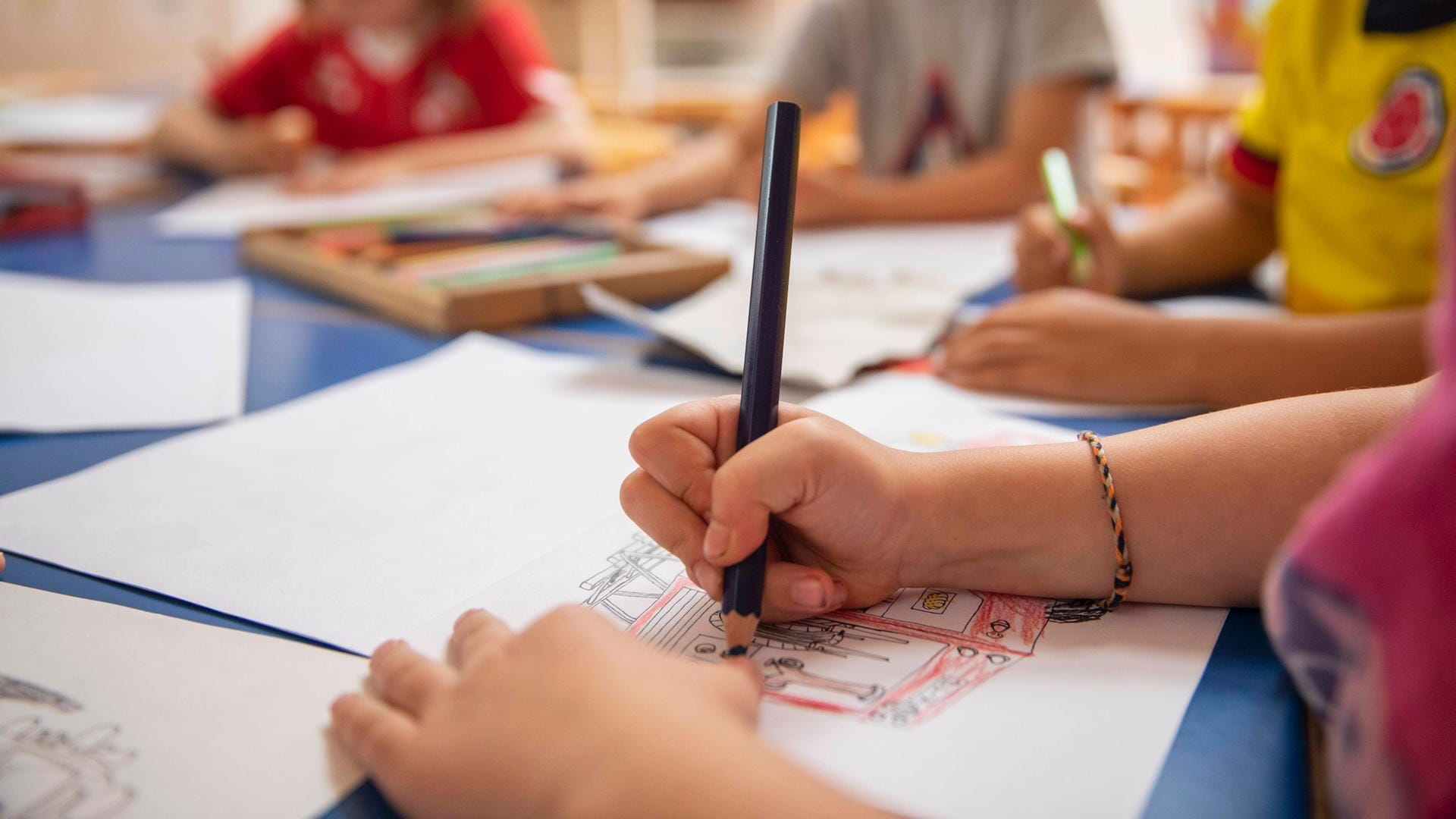 Kinder malen im Kindergarten mit Buntstiften (Archivbild): In einer Kita hat es einen Corona-Ausbruch gegeben. Kinder malen im Kindergarten mit Buntstiften (Archivbild): In einer Kita hat es einen Corona-Ausbruch gegeben.
