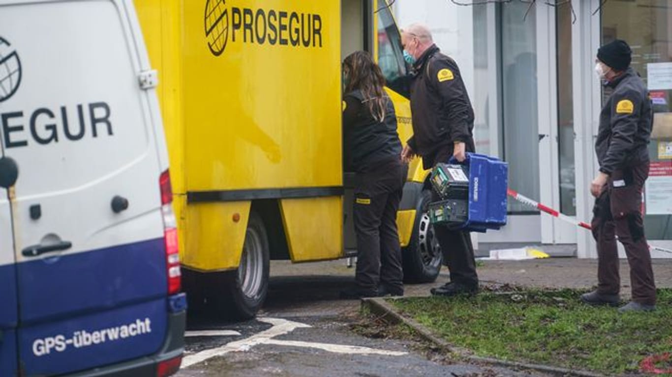 Nach einem Überfall auf den gelben Geldtransporter sind mehrere Bewaffnete in Frankfurt am Main noch auf der Flucht.