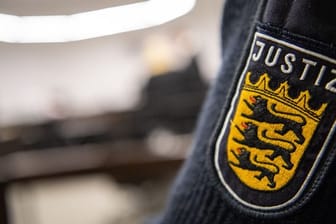 Eine Justizbeamter steht in einem Gerichtssaal des Landgerichts Stuttgart (Archivbild): Ein Mann ist dort wegen Mordes verurteilt worden.