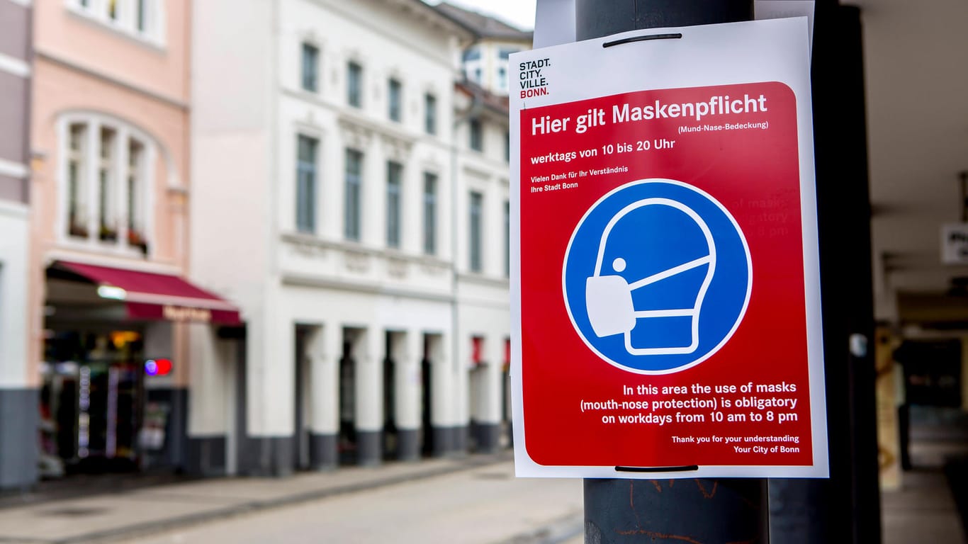 Ein Schild in der Fußgängerzone von Bonn-Bad Godesberg (Archivbild): Die Maskenpflicht in Einkaufsstraßen wurde von der Stadt verlängert.
