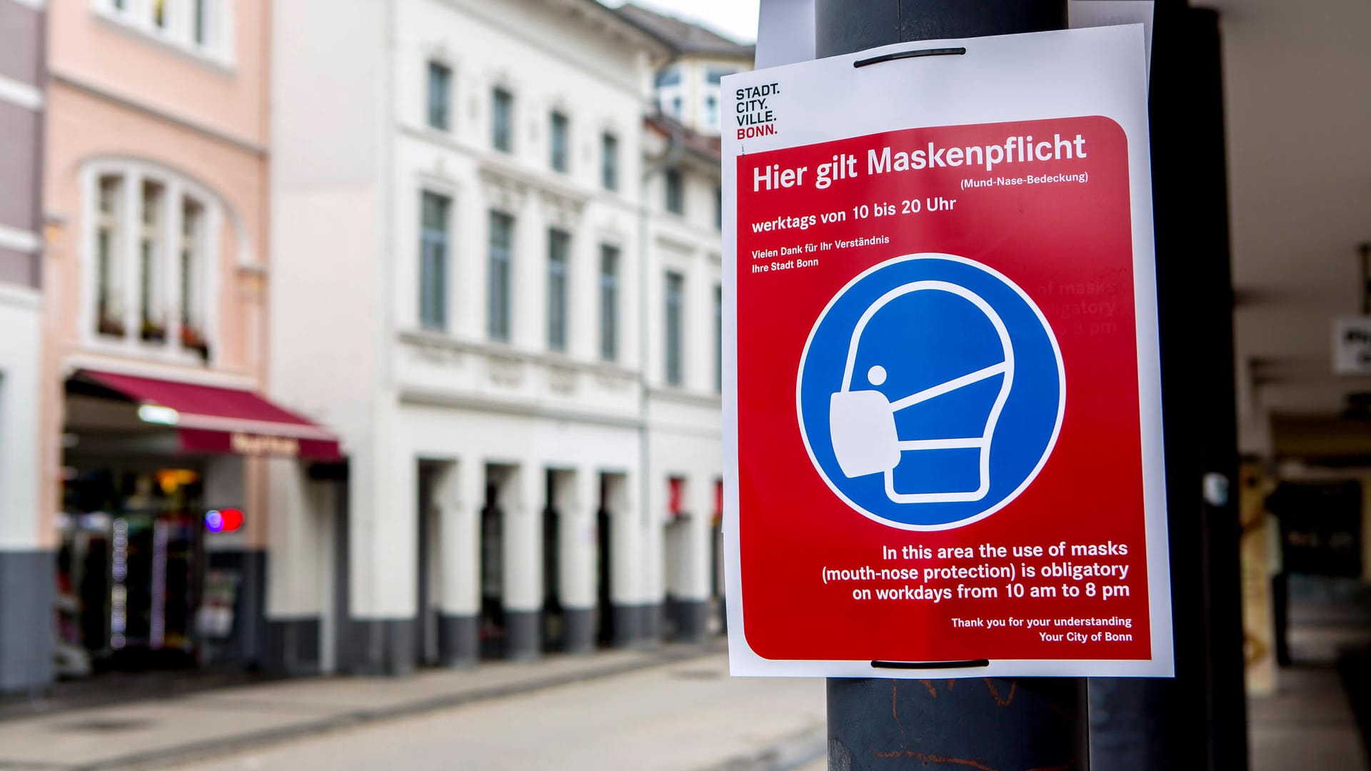 Ein Schild in der Fußgängerzone von Bonn-Bad Godesberg (Archivbild): Die Maskenpflicht in Einkaufsstraßen wurde von der Stadt verlängert. Ein Schild in der Fußgängerzone von Bonn-Bad Godesberg (Archivbild): Die Maskenpflicht in Einkaufsstraßen wurde von der Stadt verlängert.