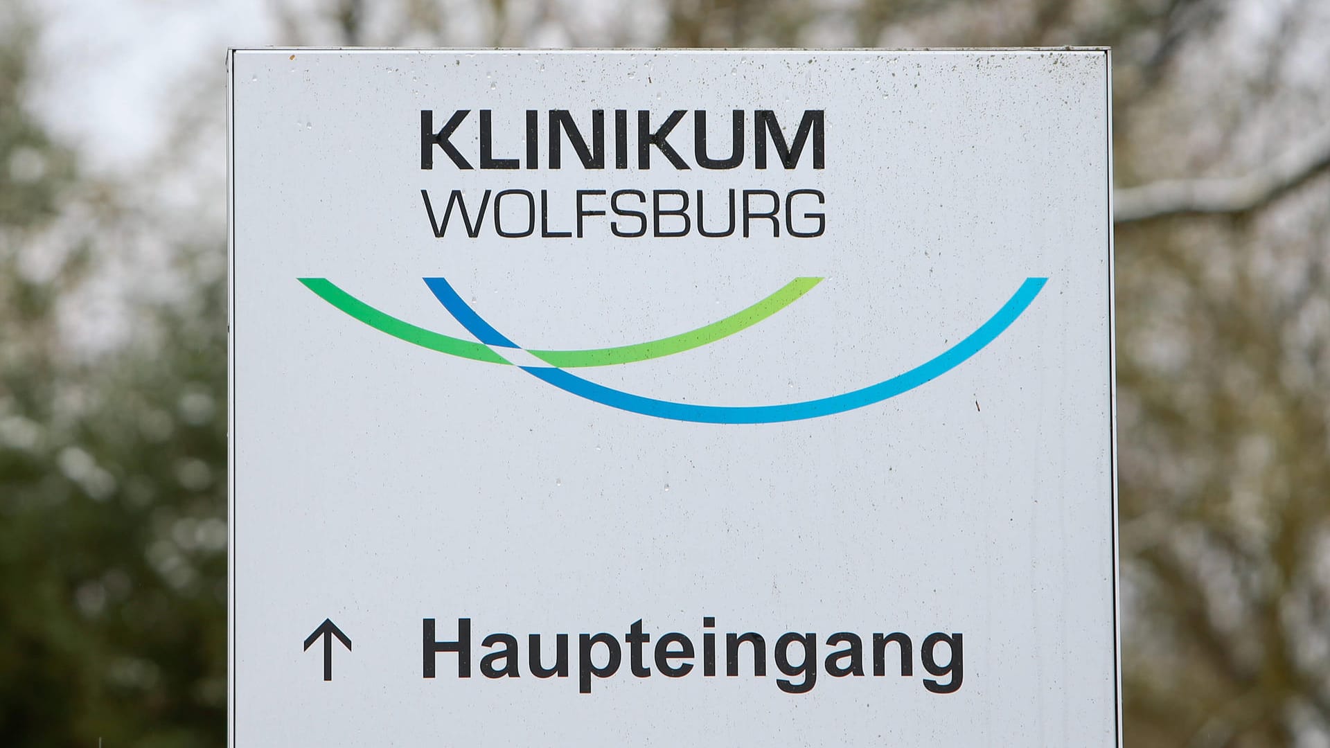 Ein Schild weist den Weg zum Klinikum Wolfsburg (Archivbild): Dort ist die Maskenpflicht weiter verschärft worden.