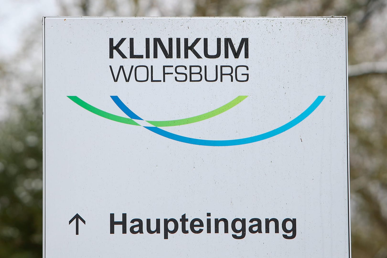 Ein Schild weist den Weg zum Klinikum Wolfsburg (Archivbild): Dort ist die Maskenpflicht weiter verschärft worden.