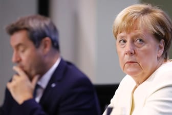 Markus Söder und Angela Merkel nach einem Corona-Gipfel: Das Krisenmanagement von Bund und Ländern ist einer Studie zufolge allenfalls mittelmäßig.