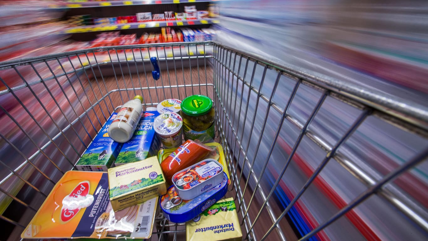 Lebensmittel in einem Einkaufswagen (Symbolbild): Der Wocheneinkauf ist im Januar teurer geworden.