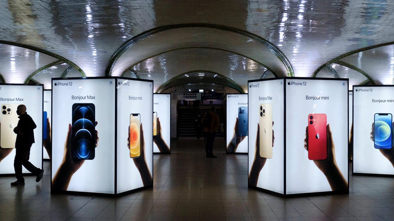 Apple-Werbeplakate in einem Pariser Bahnhof: Apple hat vierten Quartal mehr iPhones verkauft als je zuvor