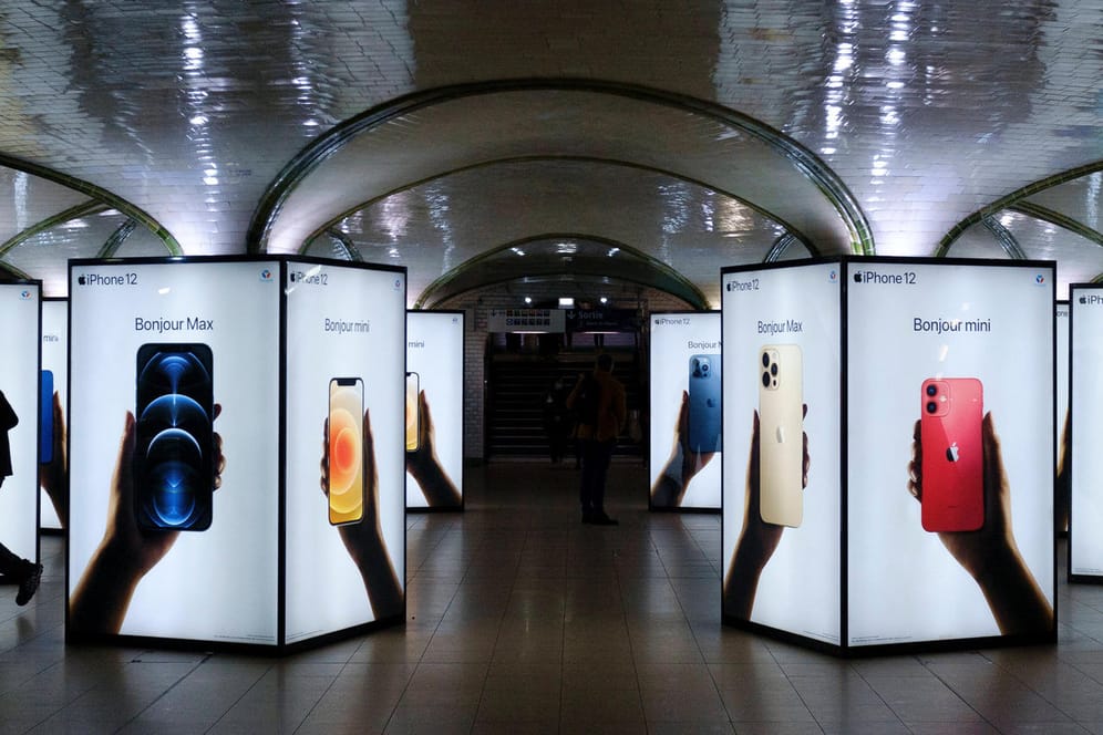 Apple-Werbeplakate in einem Pariser Bahnhof: Apple hat vierten Quartal mehr iPhones verkauft als je zuvor