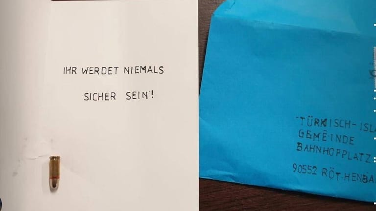 Patrone in der Post: Die Ditib-Gemeinde erhielt mit dem Schreiben auch eine Grußkarte mit einem Schweinemotiv. Susanne G. hatte solche Karten gekauft, bei ihr fand sich fand auch die Buchstaben-Schablone.
