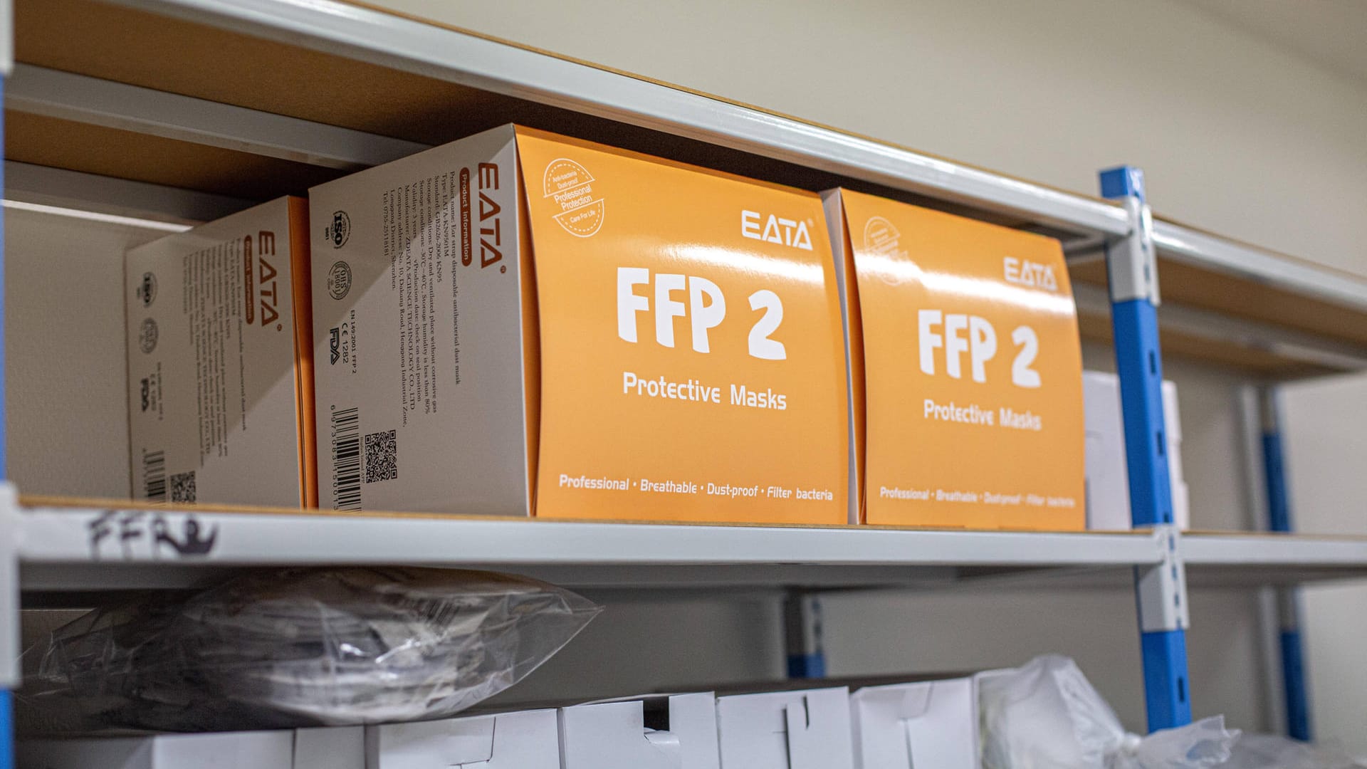 FFP2-Masken lagern in einem Krankenhaus (Symbolbild): In Bergisch Gladbach sind Tausende Masken aus einer Klinik gestohlen worden. FFP2-Masken lagern in einem Krankenhaus (Symbolbild): In Bergisch Gladbach sind Tausende Masken aus einer Klinik gestohlen worden.