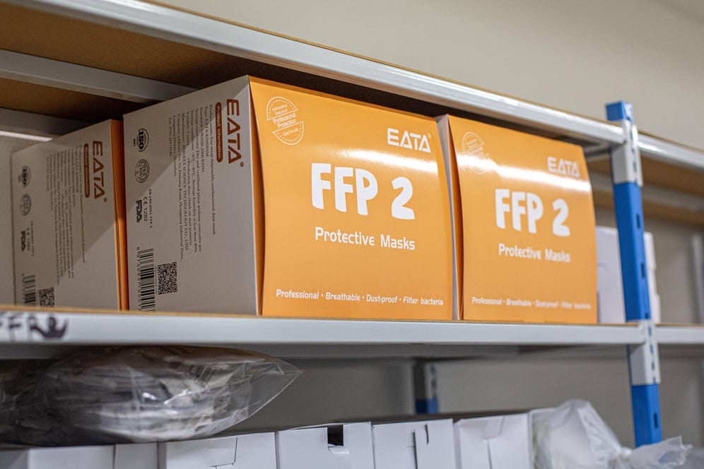 FFP2-Masken lagern in einem Krankenhaus (Symbolbild): In Bergisch Gladbach sind Tausende Masken aus einer Klinik gestohlen worden.