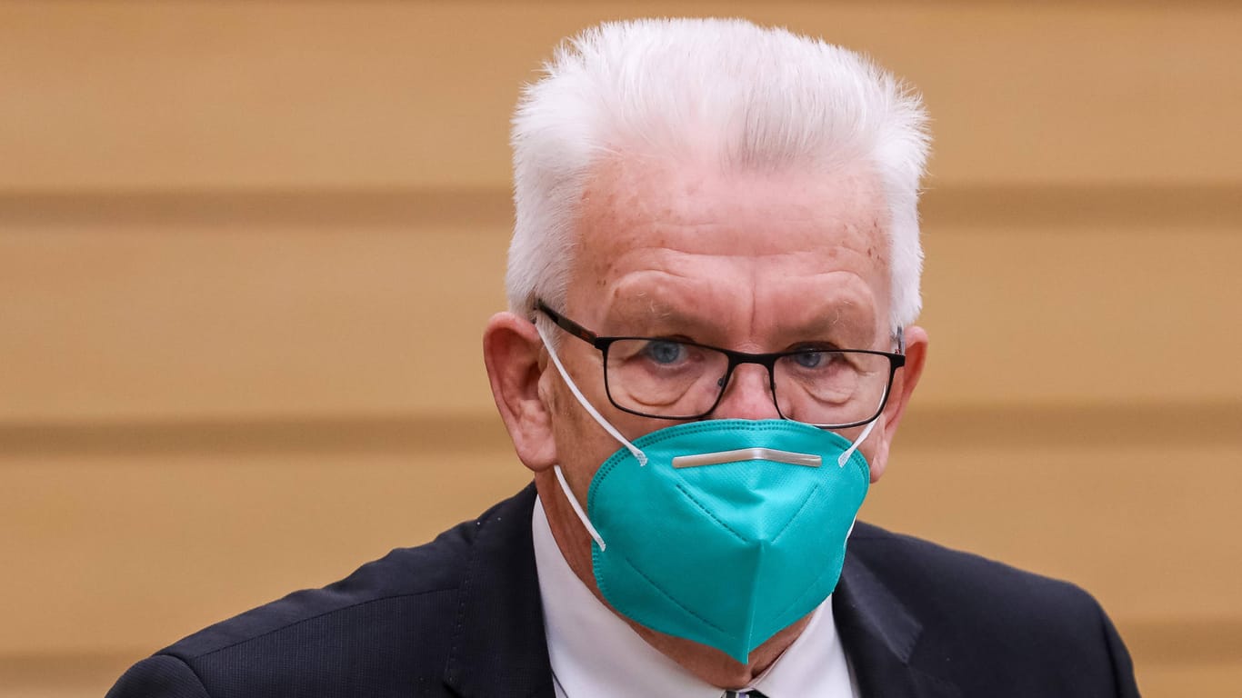 Ministerpräsident Kretschmann in einer Plenarsitzung: Er hat nun einer früheren Öffnung von Schulen und Kitas eine Absage erteilt.