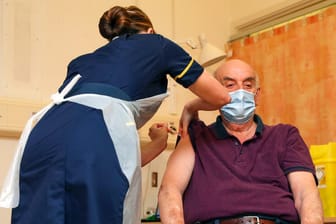 In Großbritannien wird ein 82-Jähriger mit dem Astrazeneca-Präparat geimpft: In Deutschland wird der Impfstoff zunächst nur für unter 65-Jährige zugelassen.